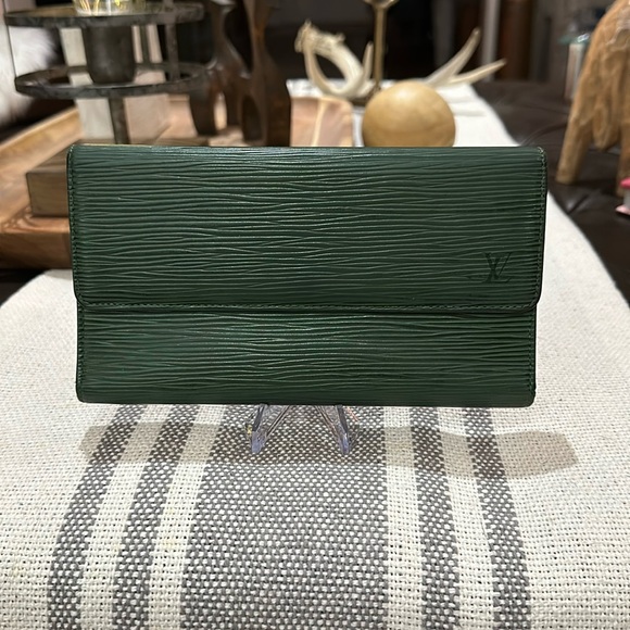 🪧 Authentic Louise Vuitton Vintage Louise Epi Leather Wallet in Green. EUC 🪧 - Picture 2 of 16